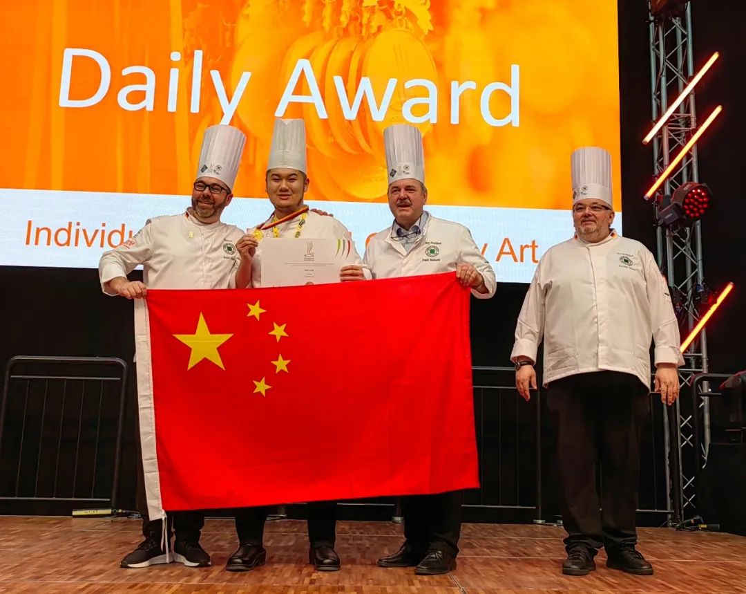 The Teacher of TCZJ Won the Gold Medal in the 26th IKA Culinary Olympics