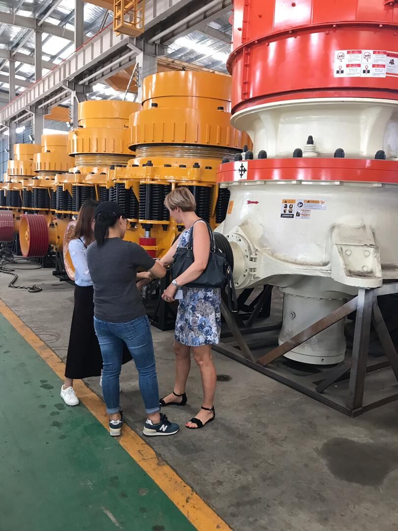 Клиент из Украины платит визит, чтобы проверить конус Sandvik