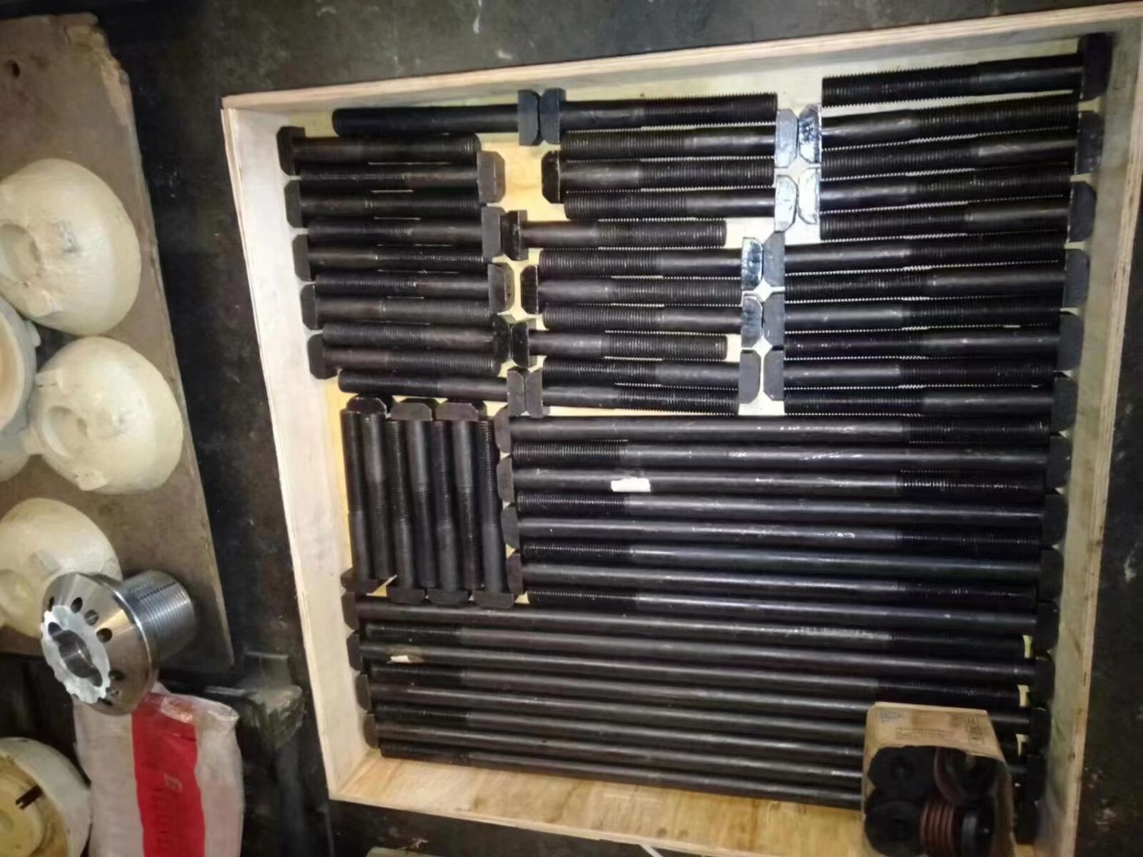 винт и гайка для metso C110