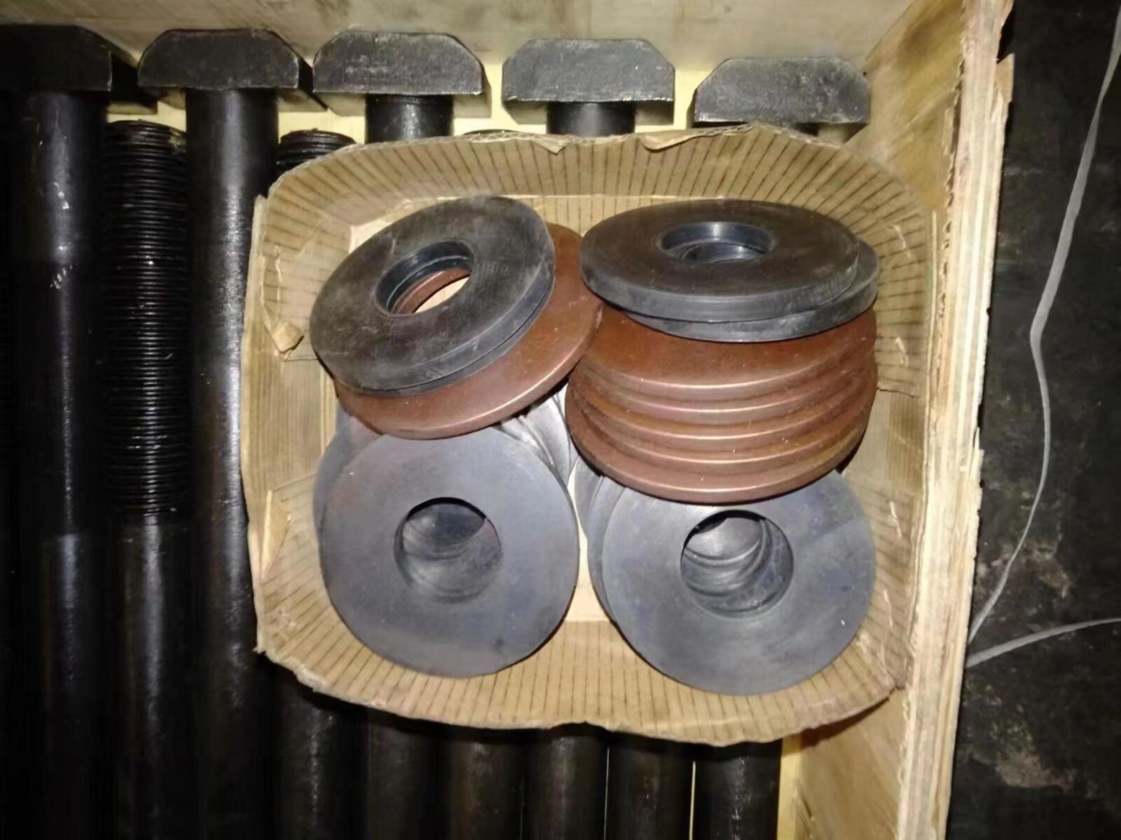 винт и гайка для metso C110