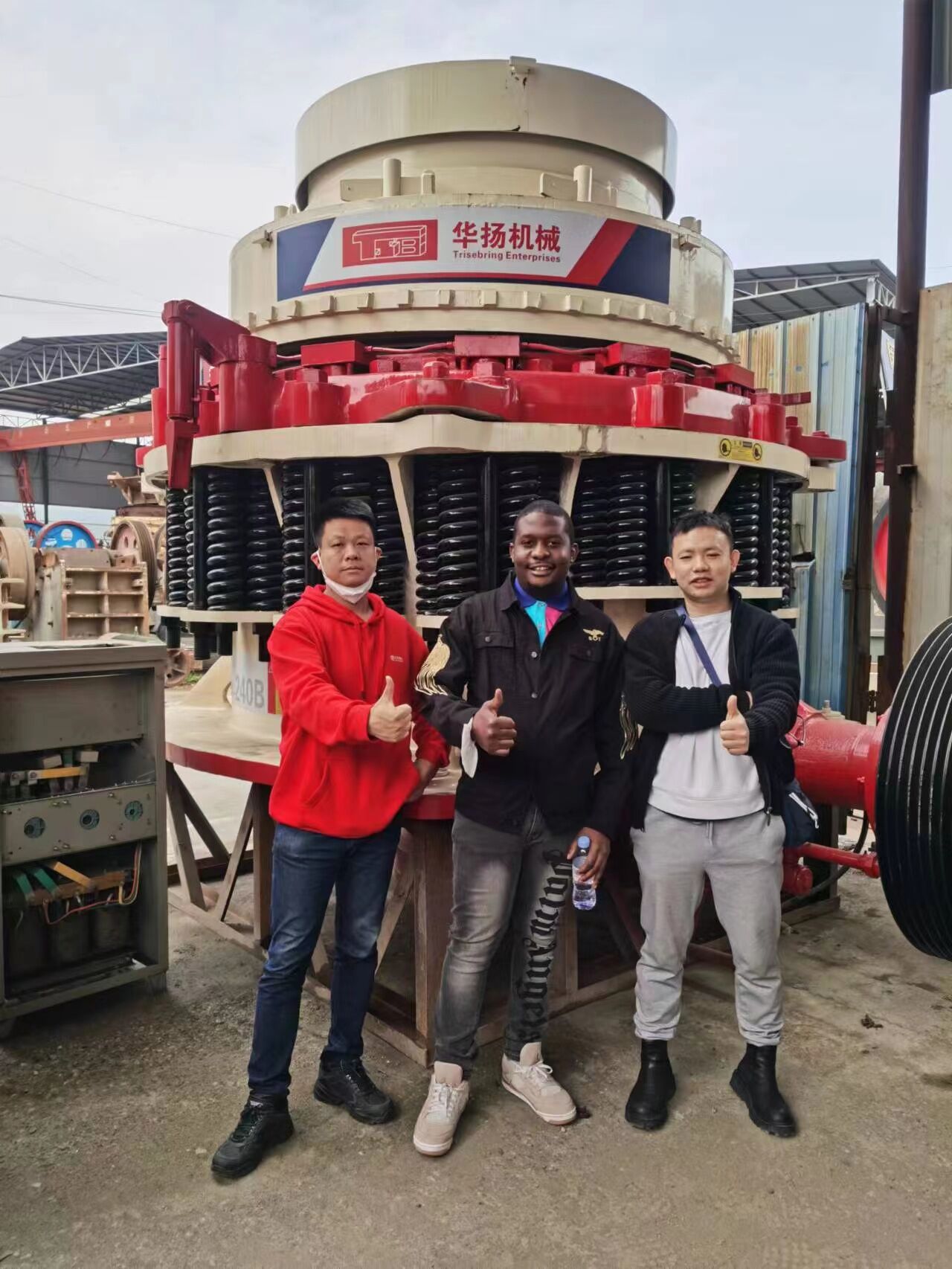 Клиент из Кении посещает наш завод