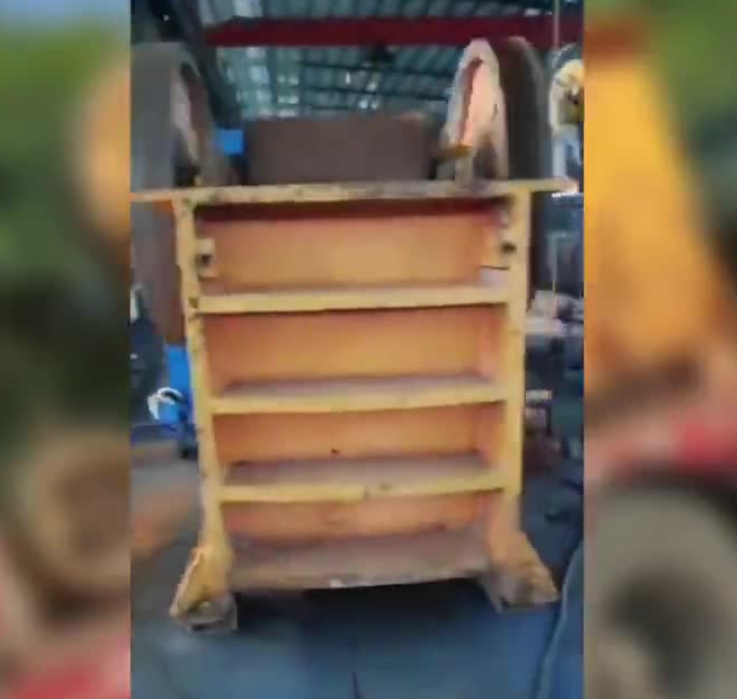 бывшая в употреблении щековая дробилка PE-600X900 и щековая щека PE-500X750 прошли испытания, а также новая щековая пластина, контрольная пластина и подшипник. доставить клиенту в Перу