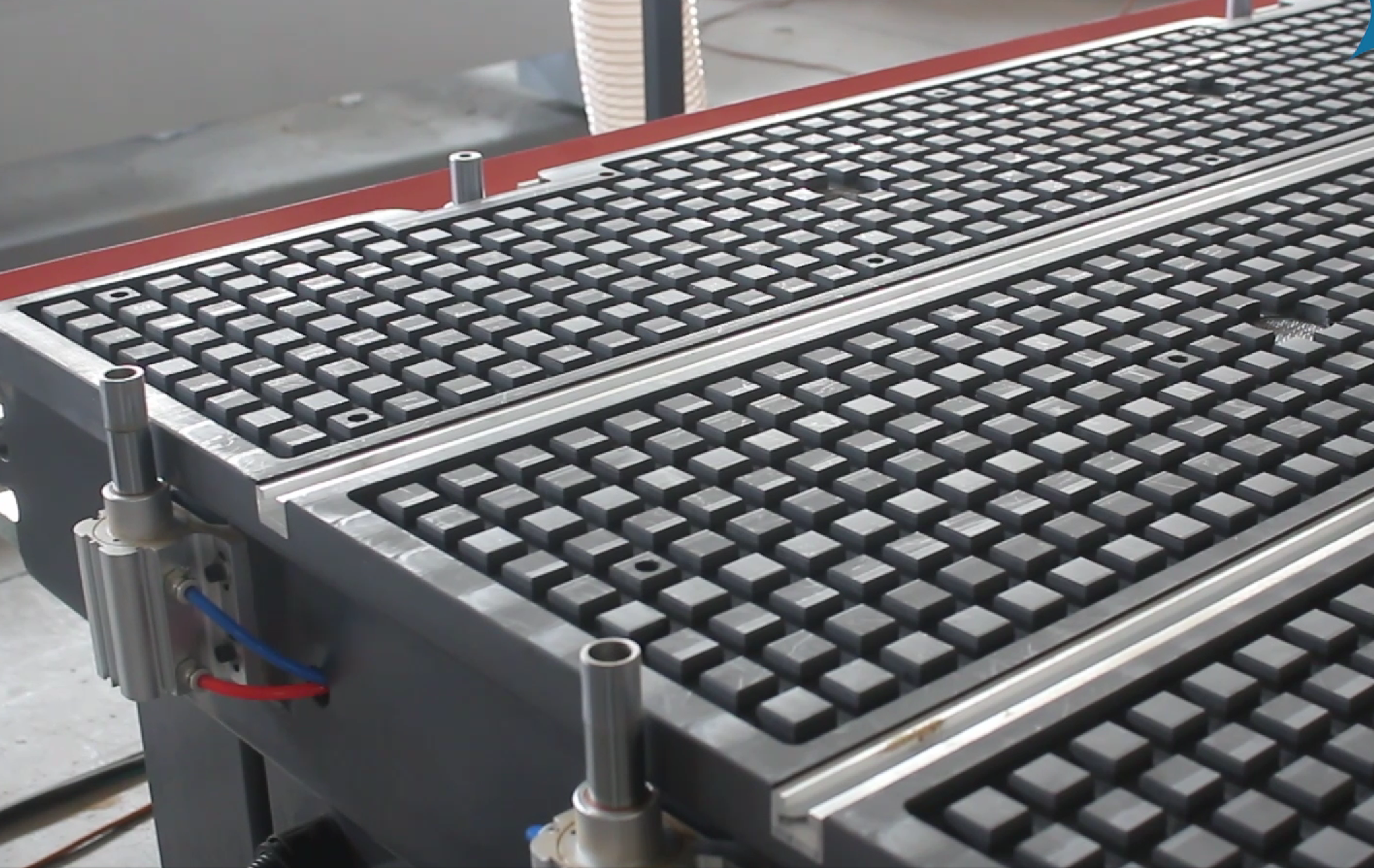 Деревообрабатывающий фрезерный станок с ЧПУ UL-1325 ATC