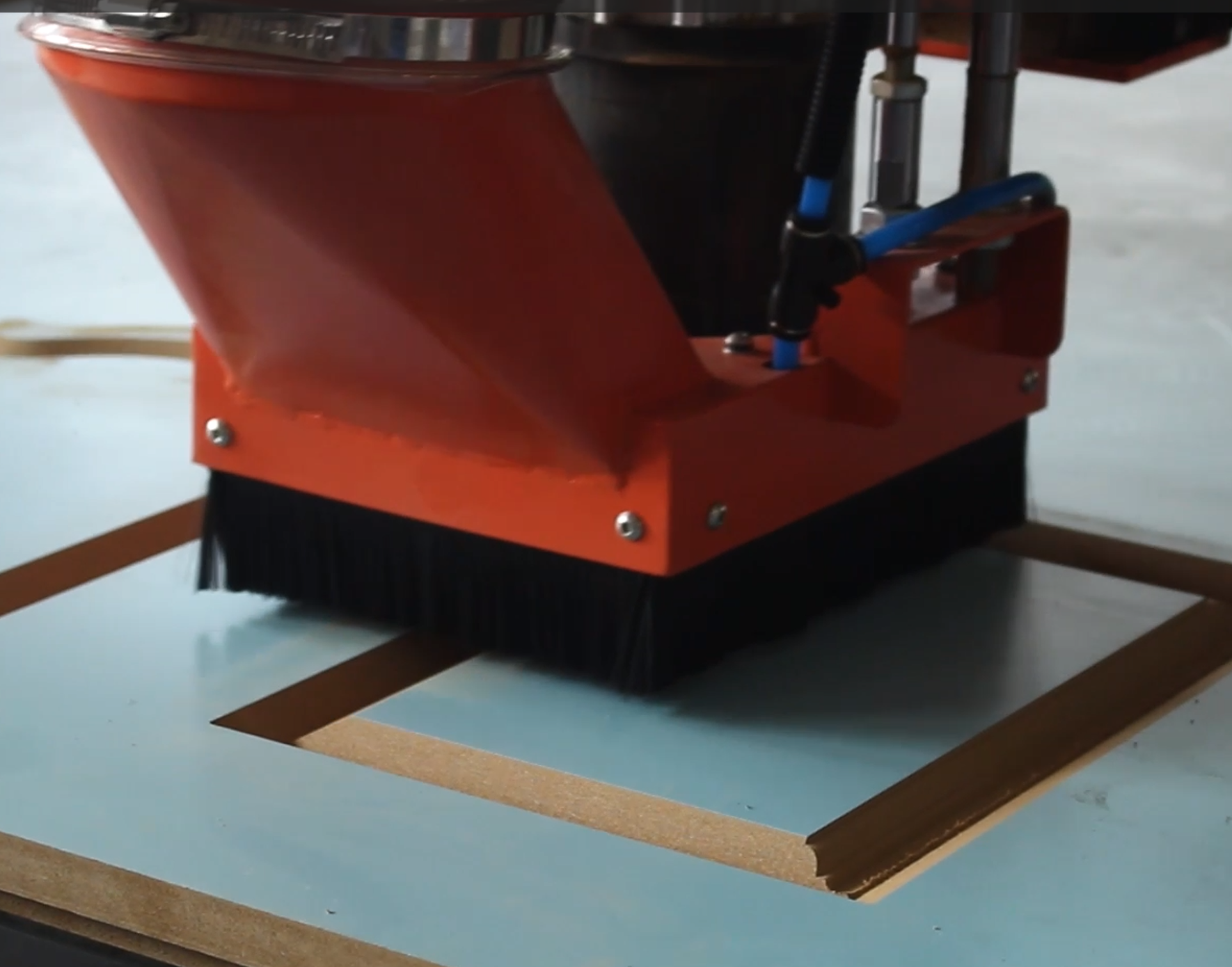 Деревообрабатывающий фрезерный станок с ЧПУ UL-1325 ATC