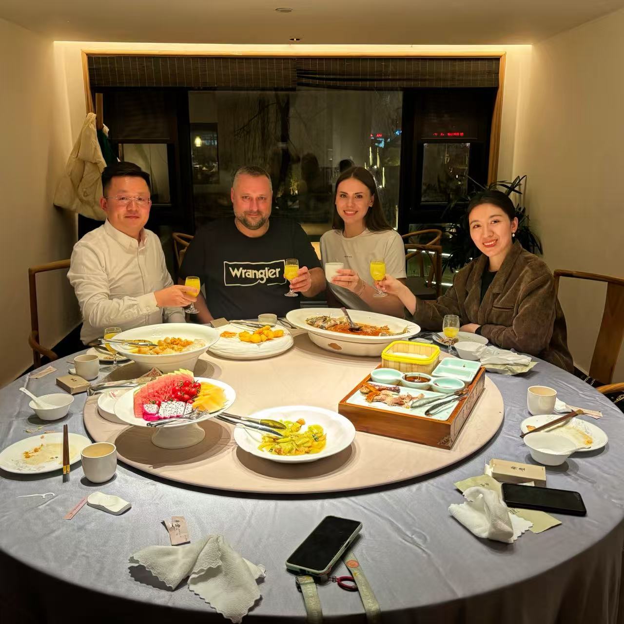 Profundizando la cooperación, fortaleciendo la amistad - Reunión exitosa con socios rusos