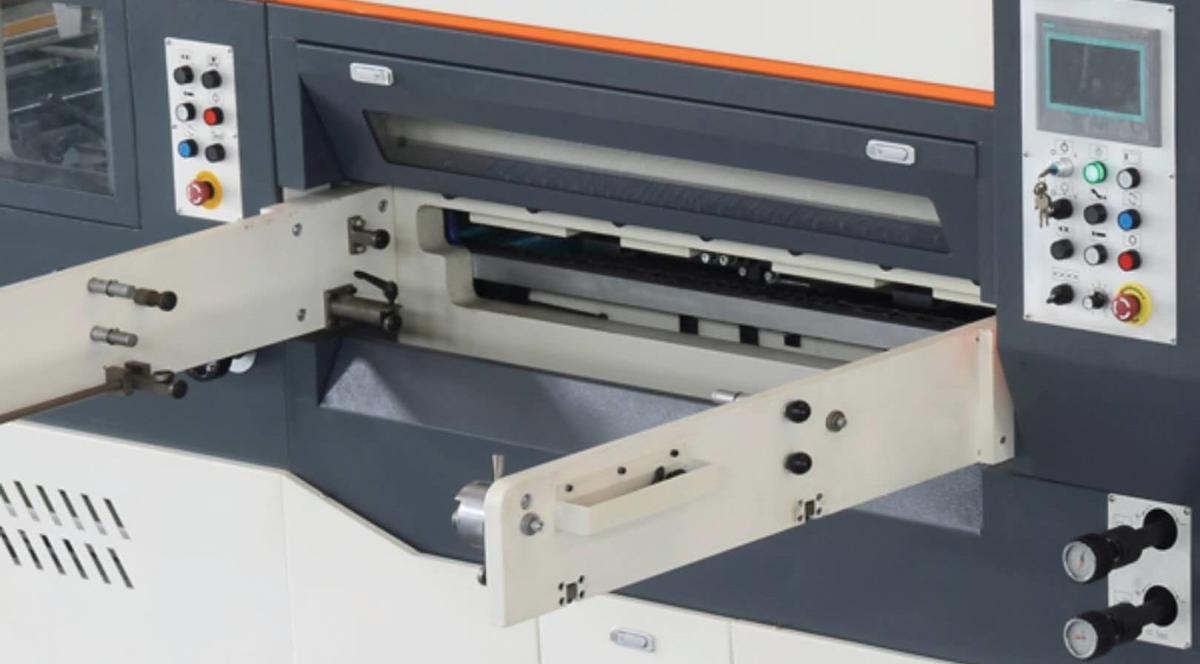 半自动模切机3.2.jpg 半自动模切机3.2.jpg