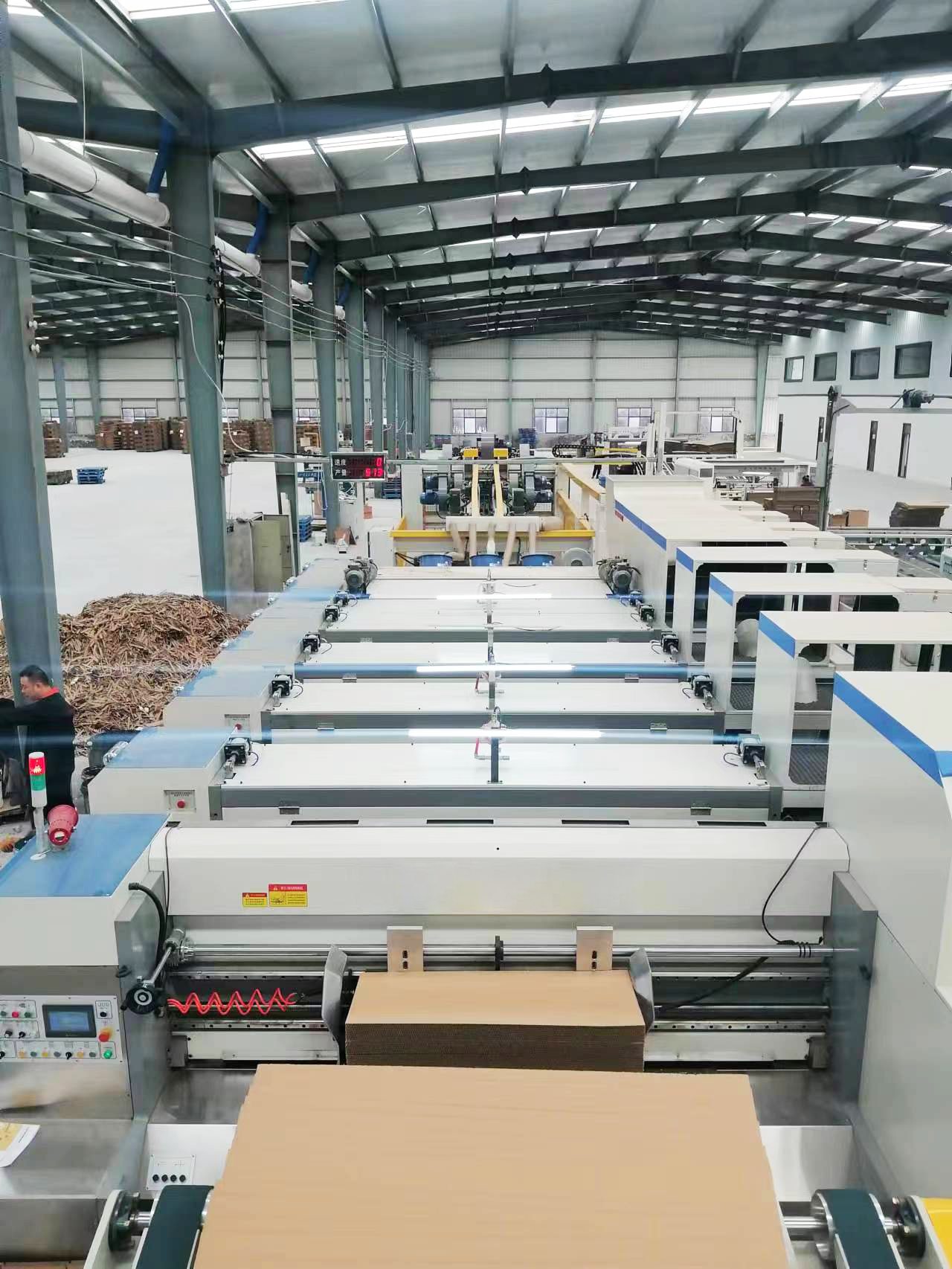 Máquina automática de impresión flexográfica de cuatro colores por transferencia de adsorción al vacío con línea de unión de troqueladora ranuradora y plegadora encoladora