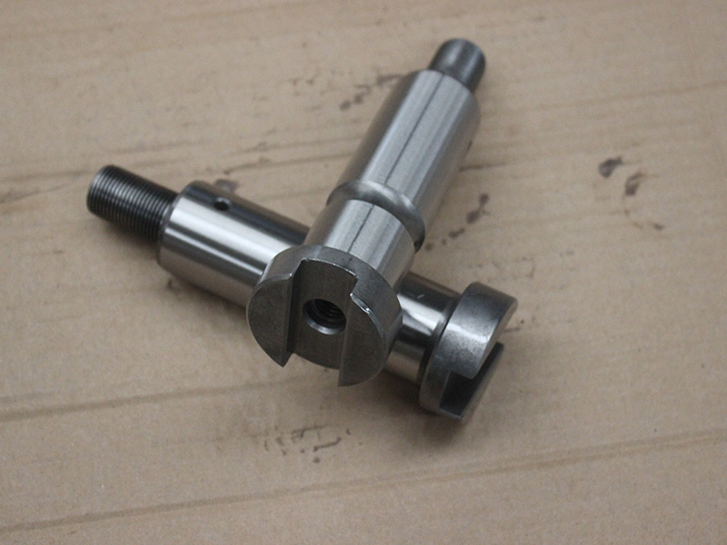 Вал шестерни заднего хода