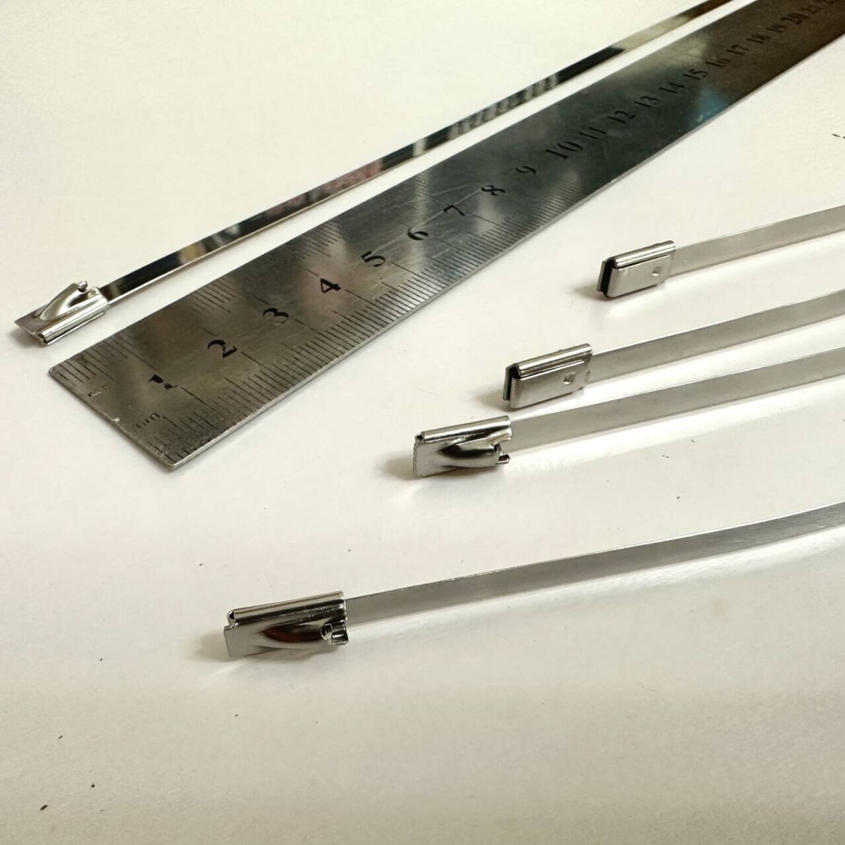 不锈钢扎带一套5根:宽4.6mmX长30cm (2).jpg 不锈钢扎带一套5根:宽4.6mmX长30cm (2).jpg