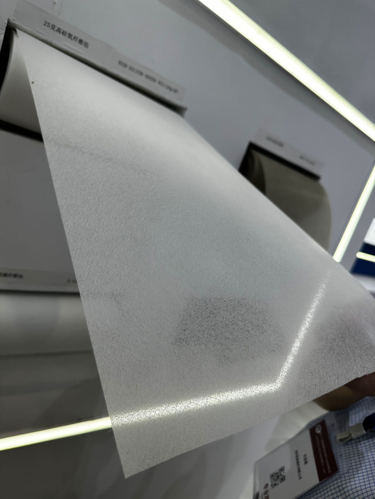 High-silica glass fiber thin tissue