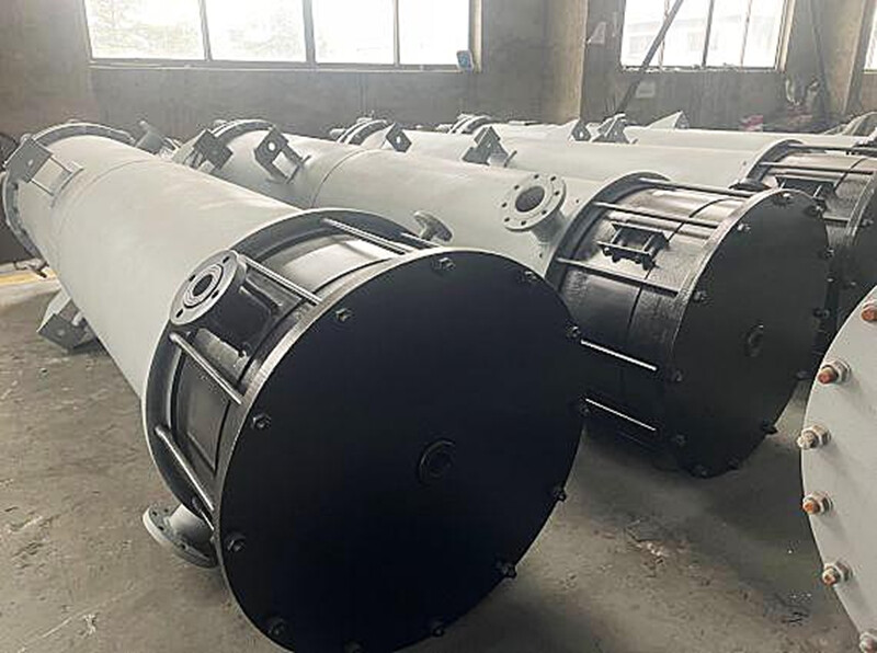 What is the main function of an overhead condenser in carbon capture?
