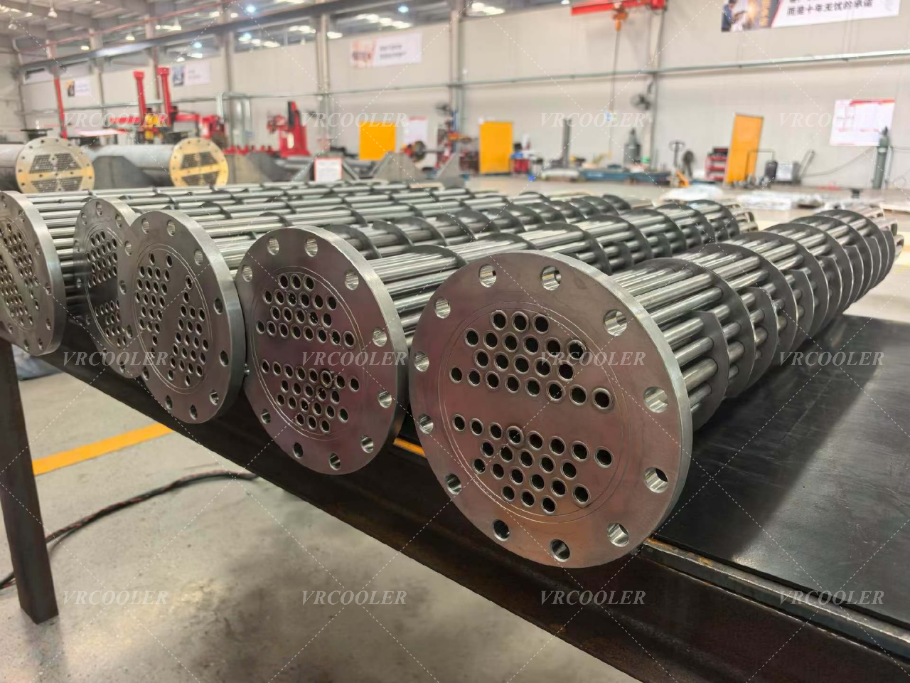 How are tube bundles cleaned in fertilizer plants?