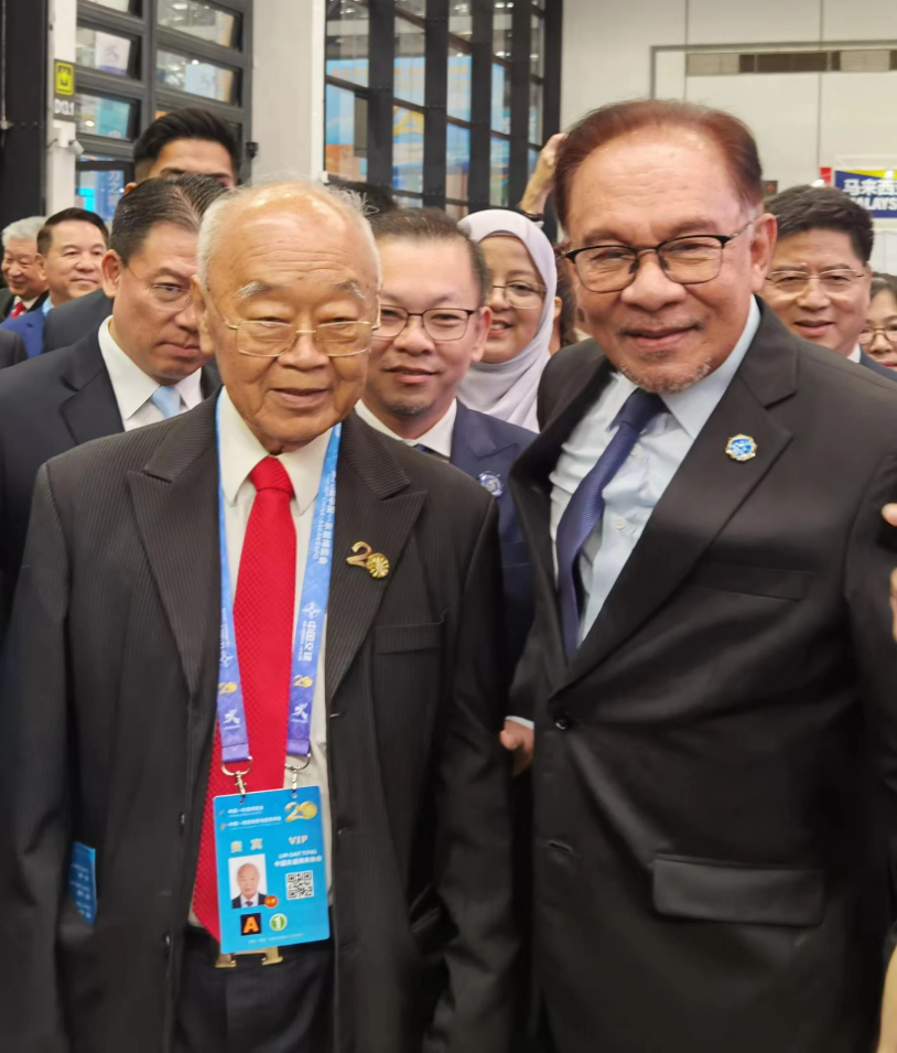 出席中国东盟博览会20周年会议 林玉唐与安华相见欢