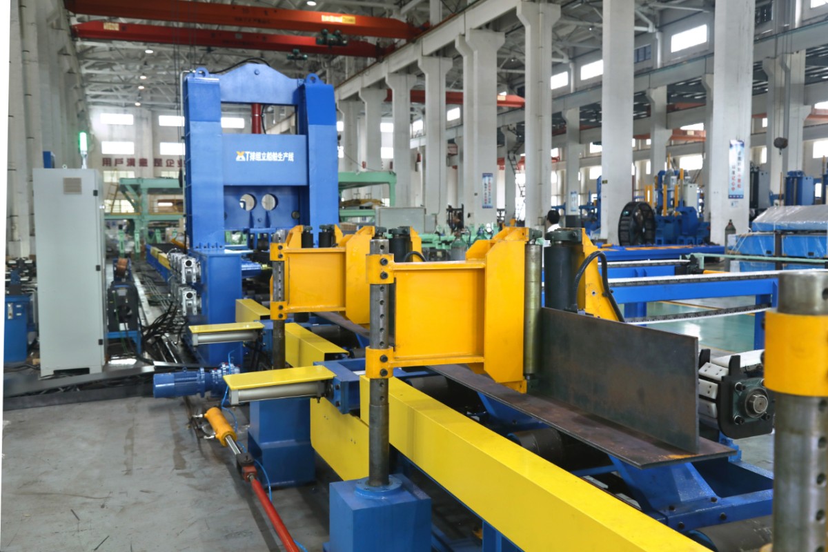 Máquina integrada de ensamblaje y soldadura por puntos de perfiles en T para construcción naval | Equipo principal para las líneas de producción de perfiles en T para construcción naval de Zhouxiang