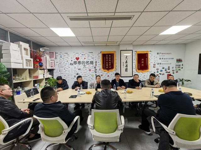 青岛郓城商会召开常务副会长月度会议，共绘发展蓝图