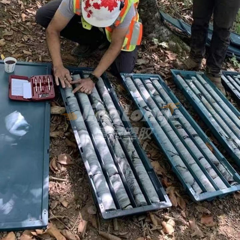 Лёгкие алюминиевые лотки с сердечником для оптимизации полевого геологического анализа