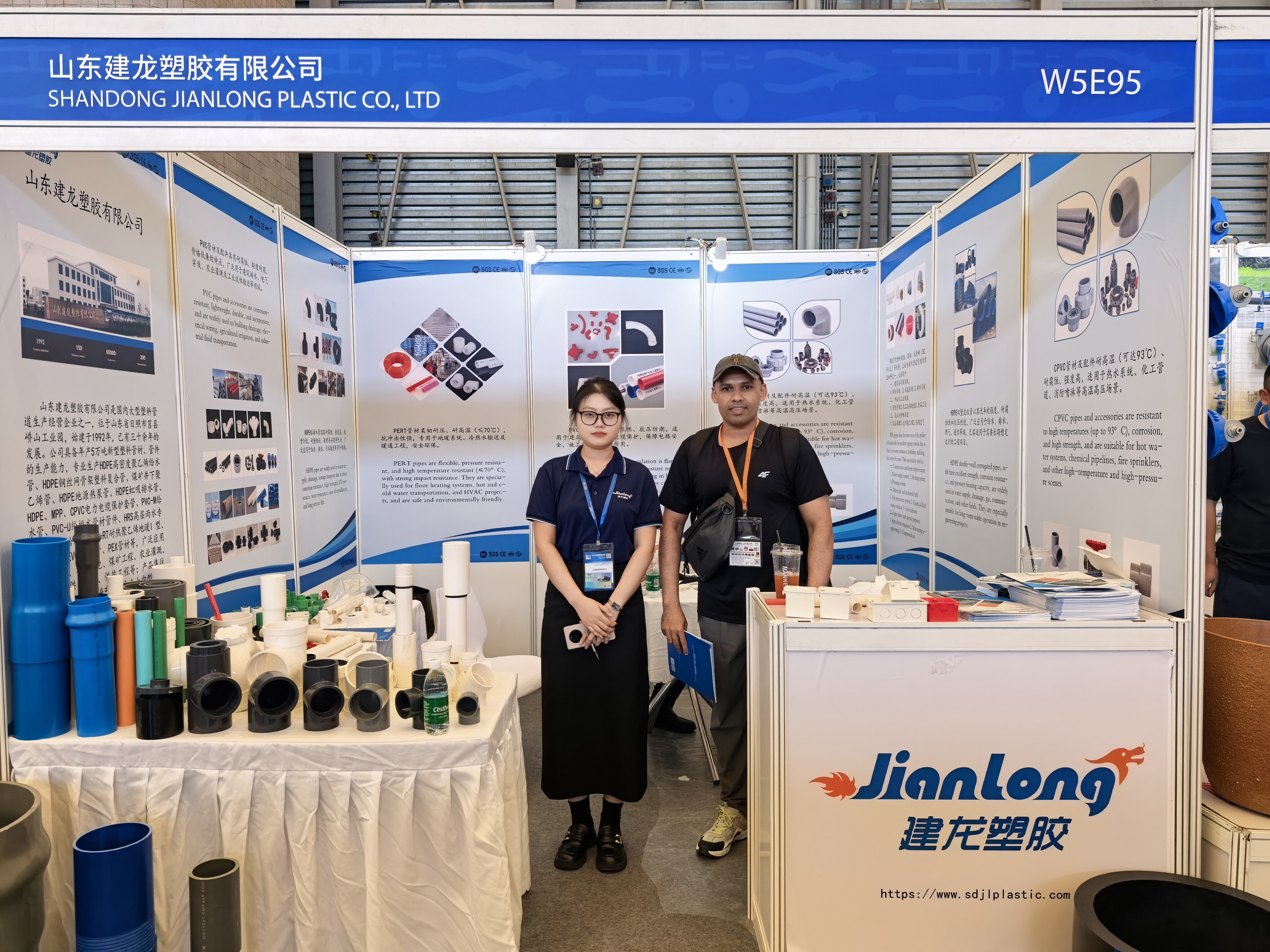 Компания Shandong Jianlong Plastic Co., Ltd. блистает в Шанхайском новом международном выставочном центре, демонстрируя свое лидерство в отрасли