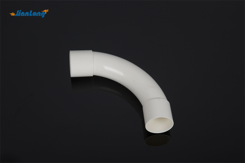 Изогнутые водопроводные трубы из ПВХ