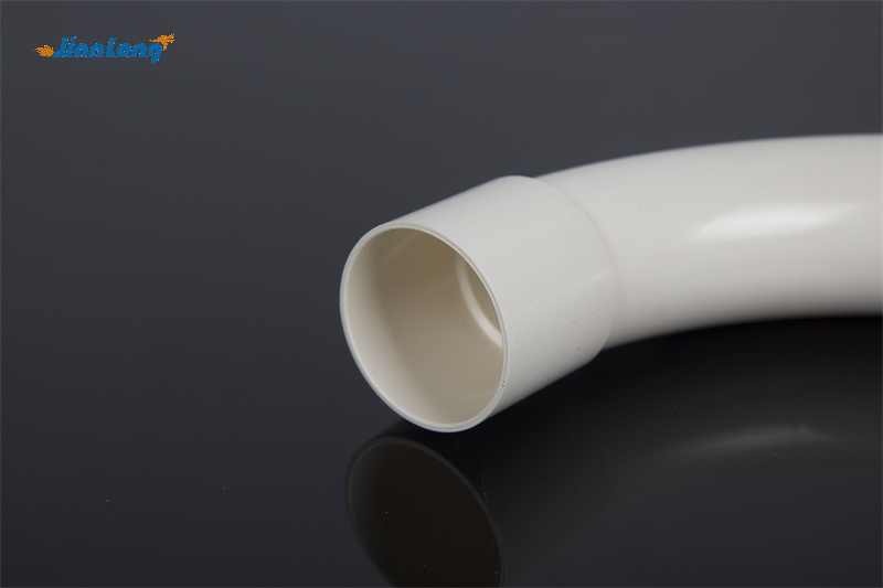 Изогнутые водопроводные трубы из ПВХ