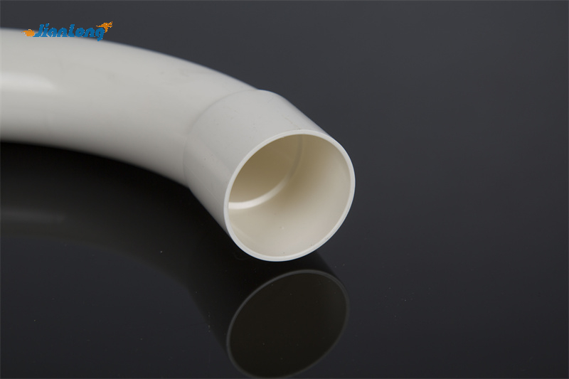 Изогнутые водопроводные трубы из ПВХ
