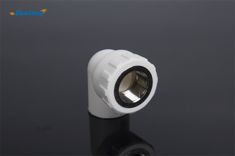 Пластиковая труба из ПВХ Пластиковая труба из ПВХ