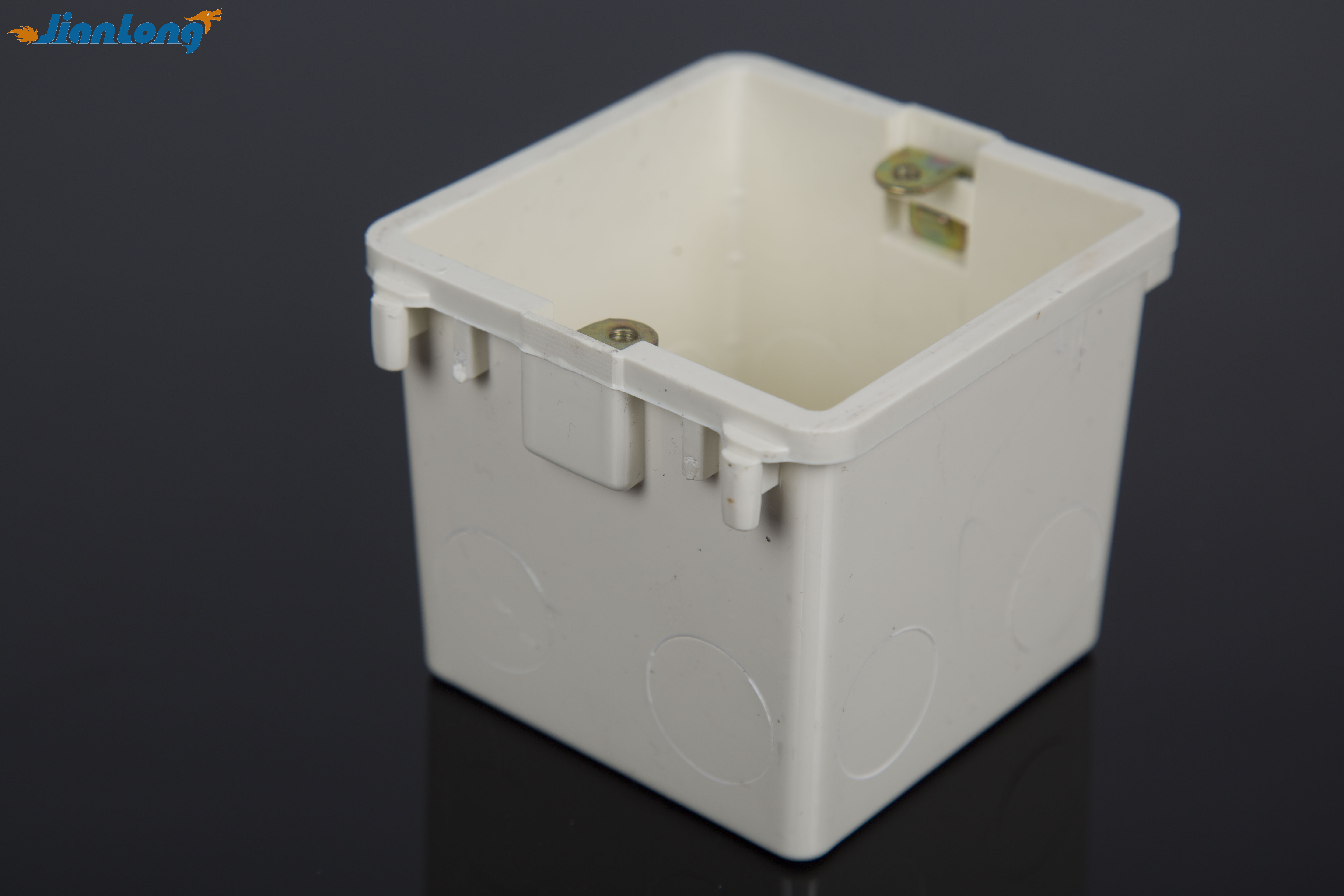 Коробка для штамповки и нарезания резьбы