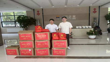 Frescura veraniega, atención a los trabajadores de primera línea: la Federación de Sindicatos de la Ciudad de Donggang visita Zhouxiang para ofrecer ayuda contra las altas temperaturas
