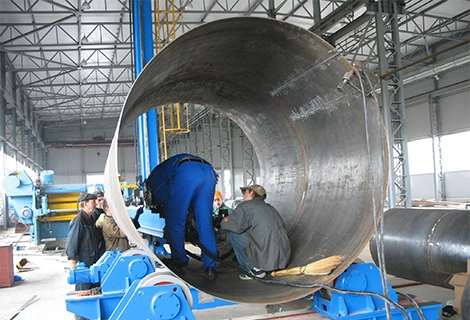 Un cliente del Sultanato de Omán compró nuestro manipulador y rotador para soldar cilindros grandes.