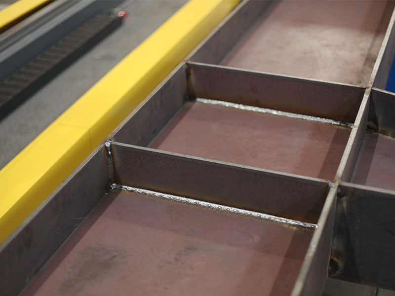 Robot de soldadura con carril de tierra