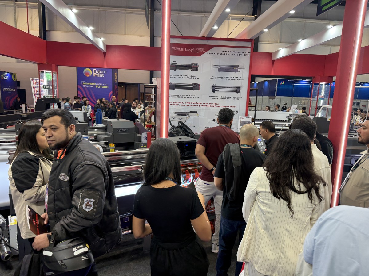 a700d260-9523-4901-9019-8810b197df92 MYJET booth at Future Print 2025 showcasing UV hybrid printers and DTF printers