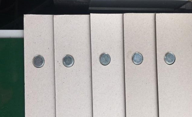 Автоматическая машина для наклеивания магнитов