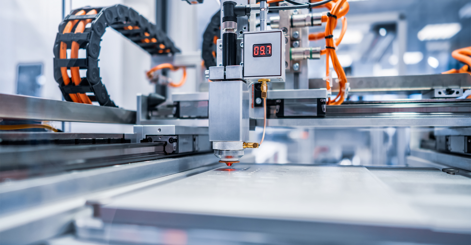 Применение станка для волоконной лазерной резки в индустрии рекламных вывесок 