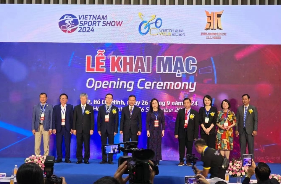 DeNaiYou successfully participated in the 2024 Ho Chi Minh International Sporting Goods and Sports Fashion Trade Fair, focusing on natural grass maintenance equipment