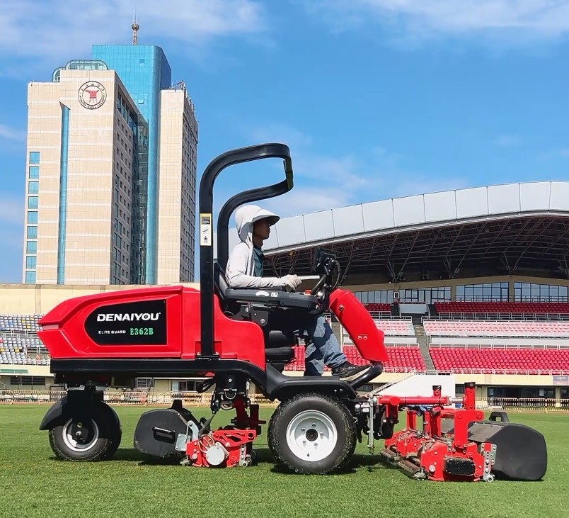 Denayou Triple Reel Mower Debuts at Wenzhou Olympic Sports Center, Efficiently Completing Professional Turf Mowing Denayou Triple Reel Mower Debuts at Wenzhou Olympic Sports Center, Efficiently Completing Professional Turf Mowing