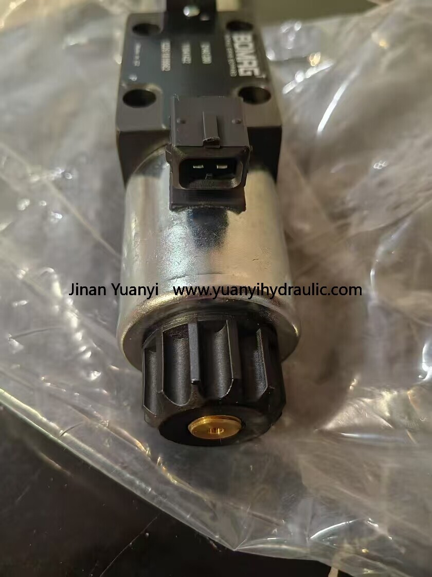 519389 Válvula solenoide para rodillo compactador Bomag BW211D-40