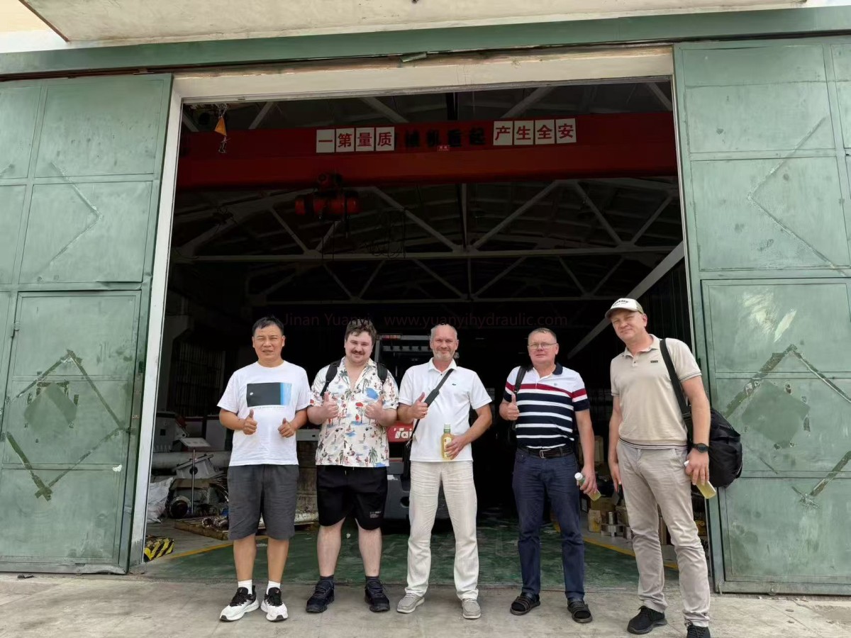 Una delegación de cuatro miembros de Rusia visitó nuestra empresa para la inspección de equipos.