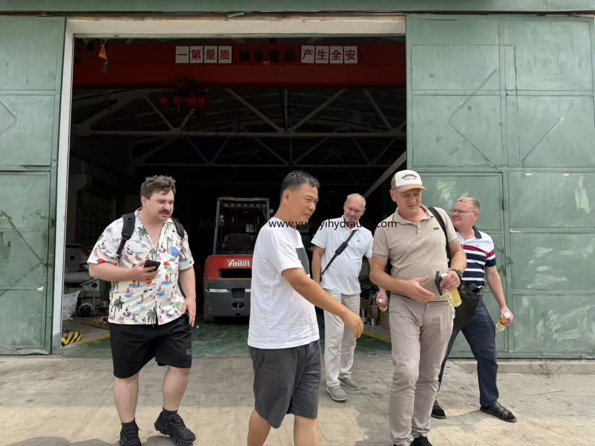 Una delegación de cuatro miembros de Rusia visitó nuestra empresa para la inspección de equipos.