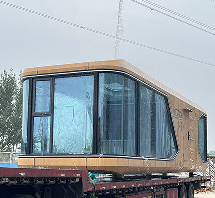 SUNINN V7 capsule homes shipped to Europe, helping high-end homestays upgrade their offerings