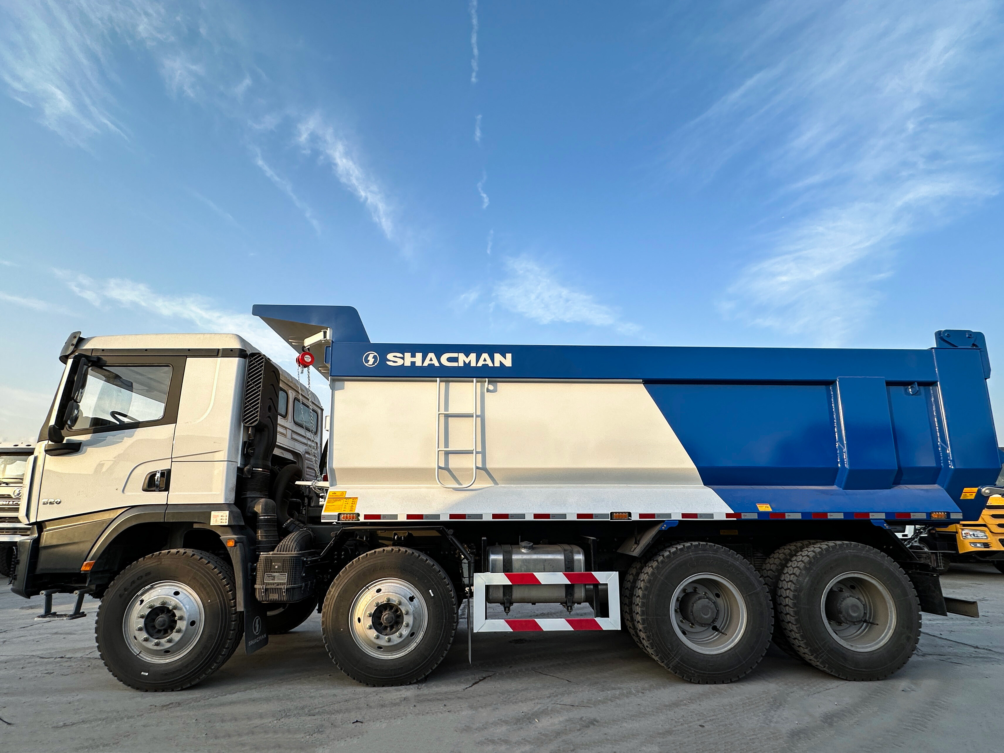 SHACMAN X5000 8×4 Camión Volquete
