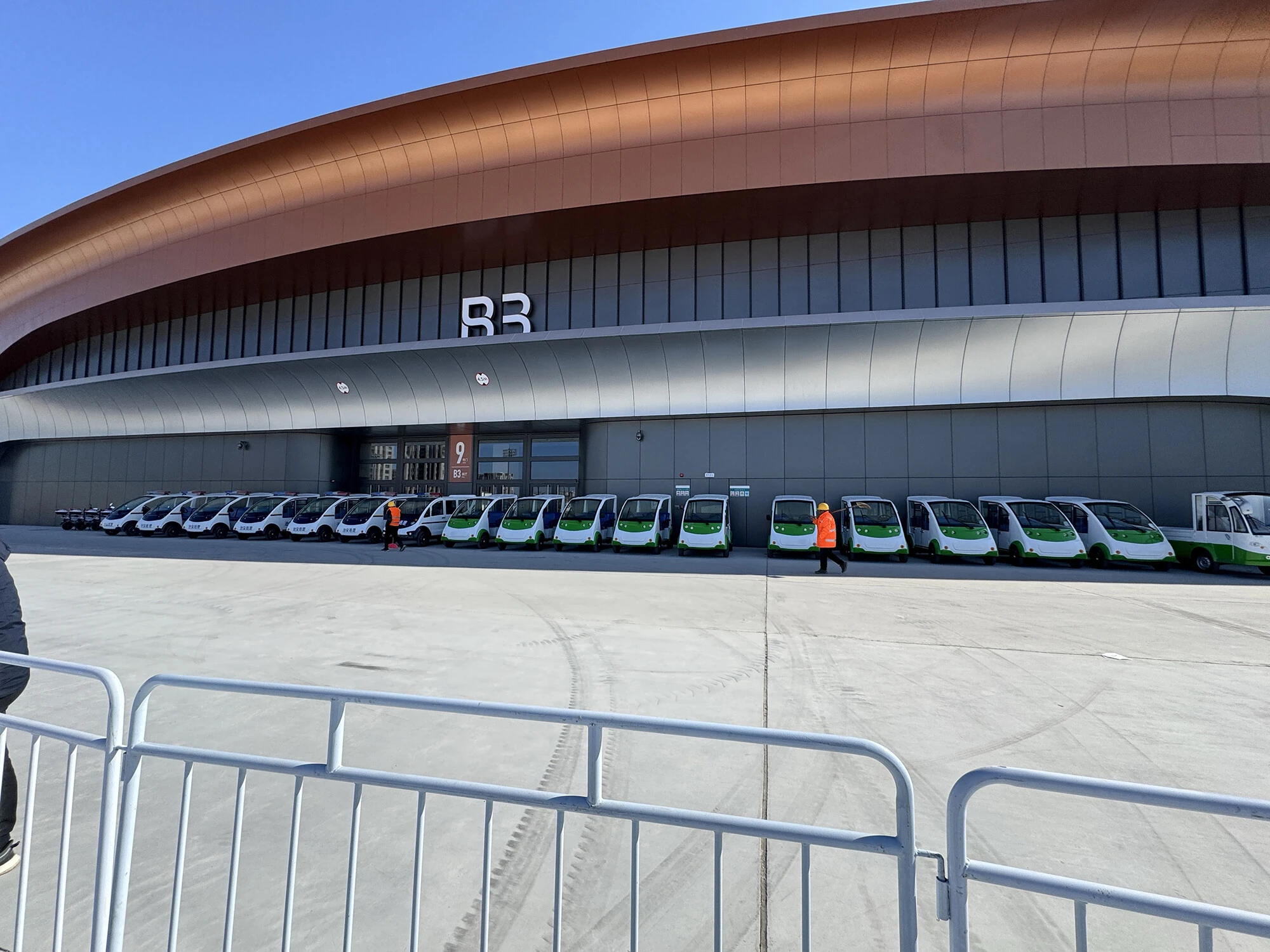 Компания Shandong Luhuan Machinery Equipment Co., Ltd. Успешно доставила партию электромобилей в большой выставочный зал в Пекине