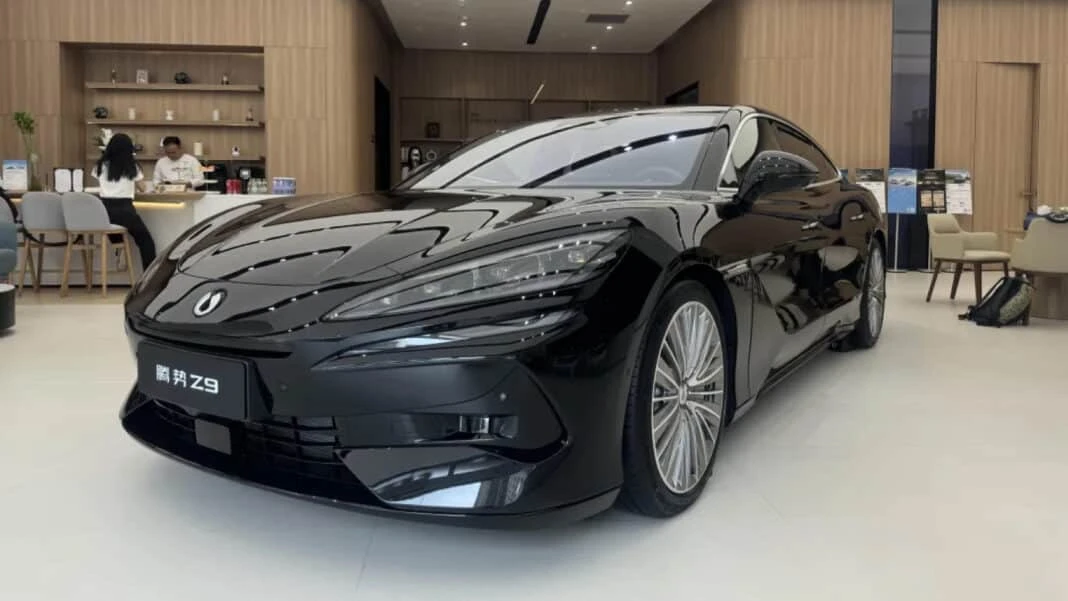 Седан Denza Z9 от BYD прибыл к дилерам еще до запуска