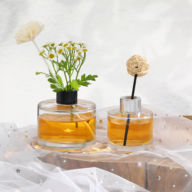 Envases de ambientadores de botellas de vidrio redondas.