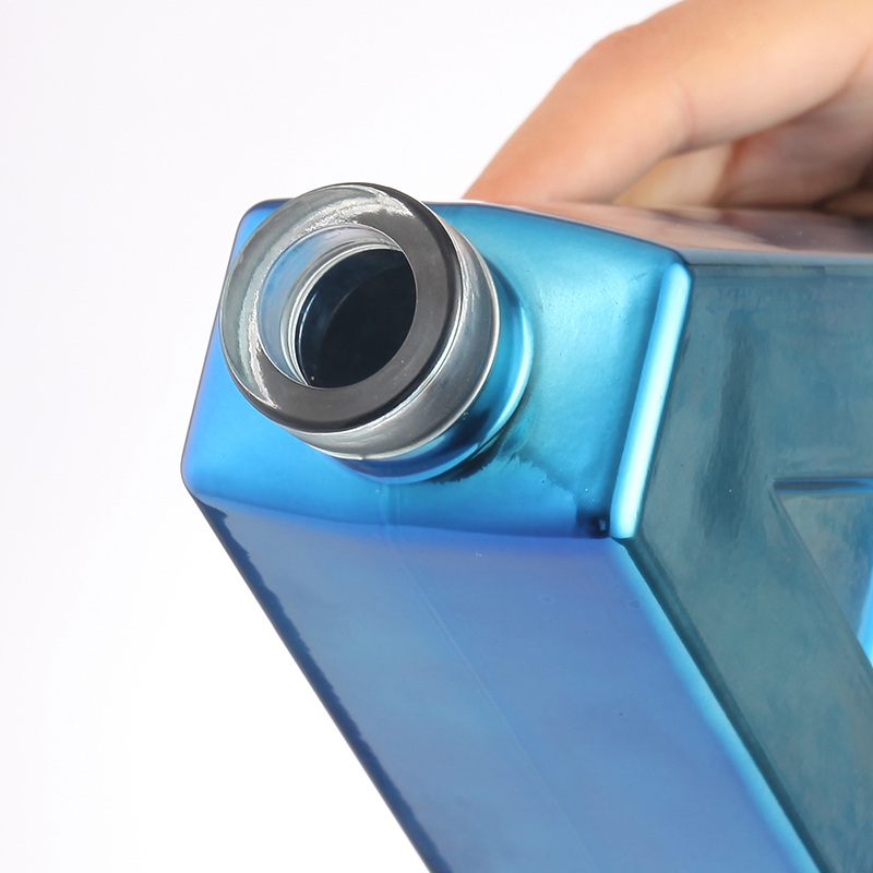 Botella de whisky con letra A azul en spray