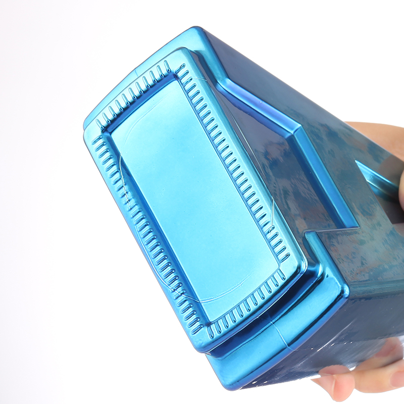 Botella de whisky con letra A azul en spray