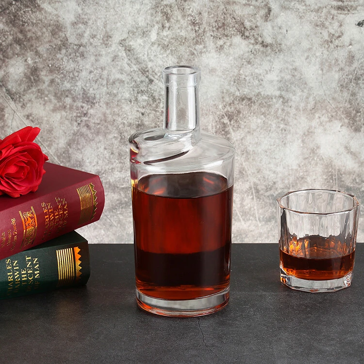 Botella de cristal de whisky Bourbon con corcho.