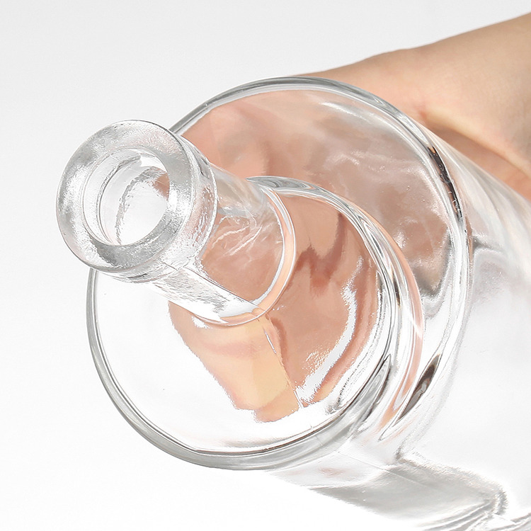 Botella de cristal de whisky Bourbon con corcho.