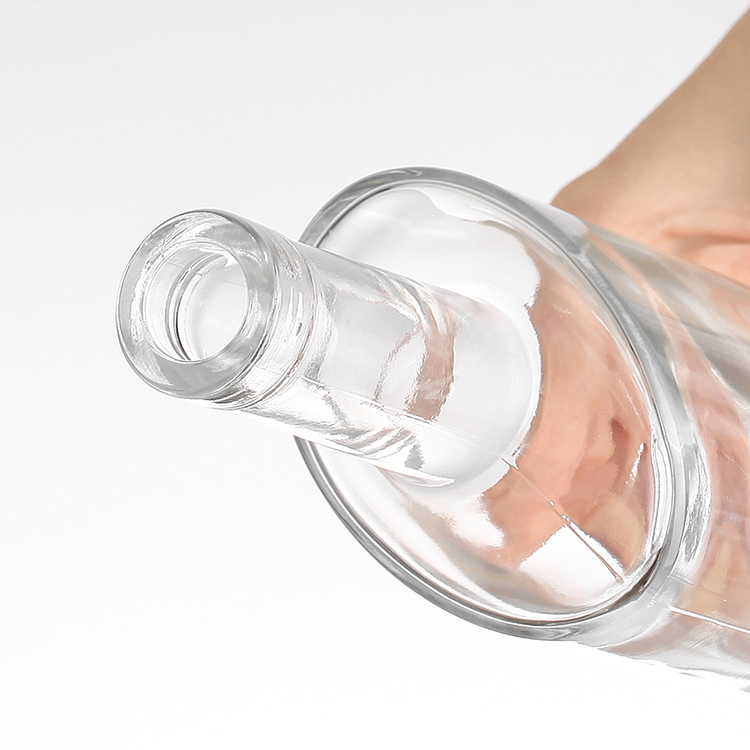 Botella de cristal de vodka con corcho de madera.