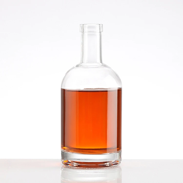 Botella de whisky de boca pequeña y cuello largo.