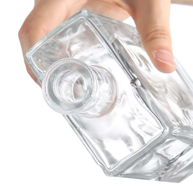 Botella de vidrio rectangular alta