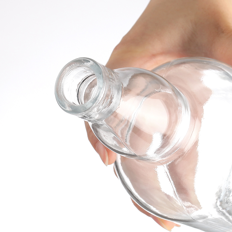 Botella de whisky con cuello curvo y fondo grueso.